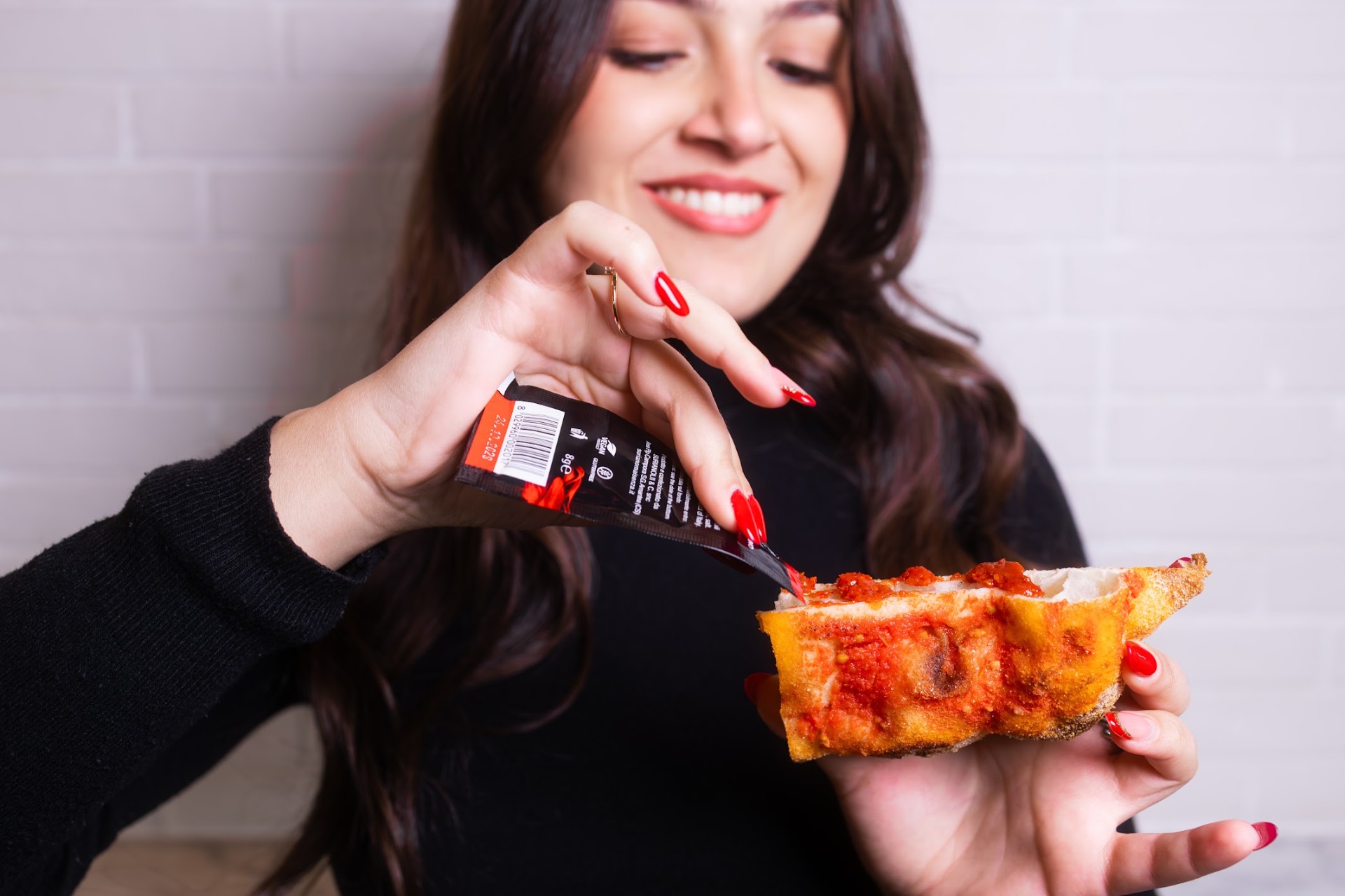 Il rito dell'Ultimo Morso: crema al peperoncino calabro sul bordo della pizza